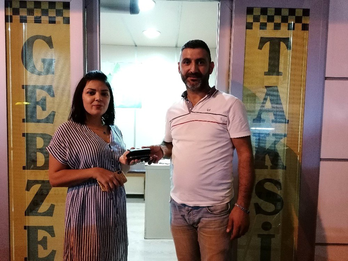 Taksi şoförü bulduğu para ve cüzdanı sahibine ulaştırdı
