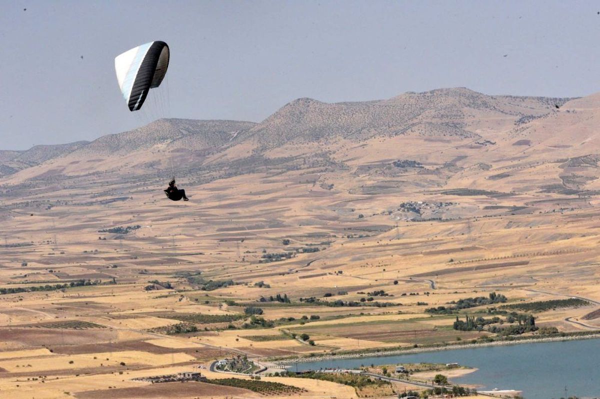 Yamaç paraşütü meraklıları Gercüş semalarında