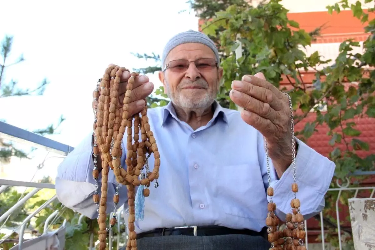 Zeytin çekirdekleri Mehmet Emin dedenin elinde tespih ve kolye oluyor