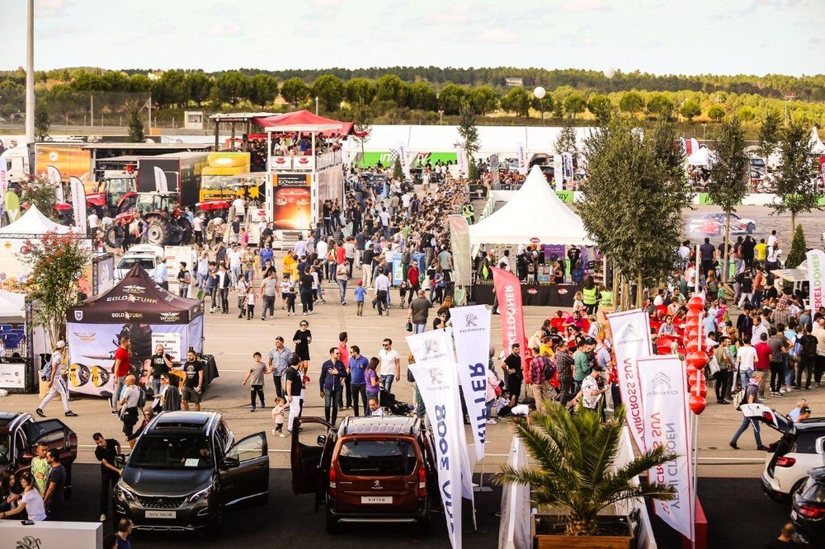 200 bine yakın kişi V Weekend Motoring\'e koştu