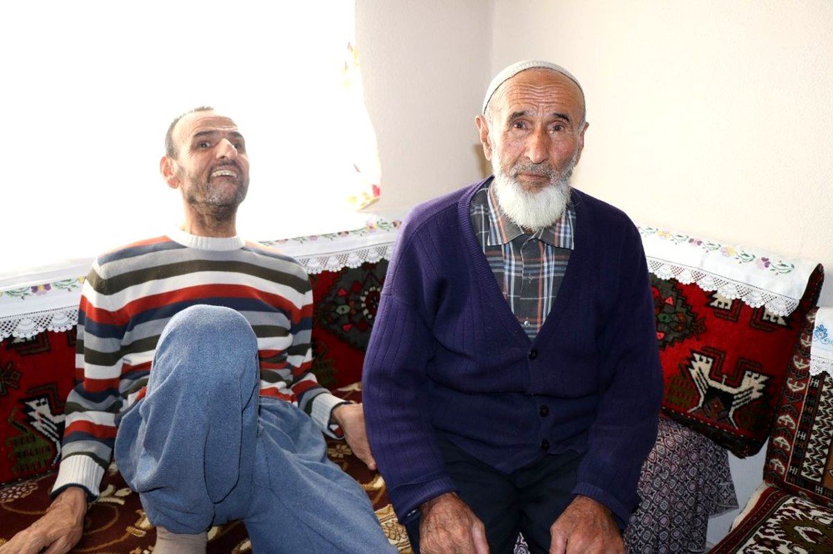 53 yıldır engelli oğluna bakan Emin amca, devlet başka ülkelere muhtaç olmasın diye engelli maaşı...