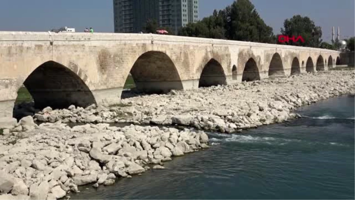 Adana 16 asırlık köprüye yine yazı yazıldı
