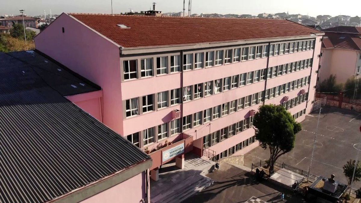Ağır hasarlı okul, havadan görüntülendi