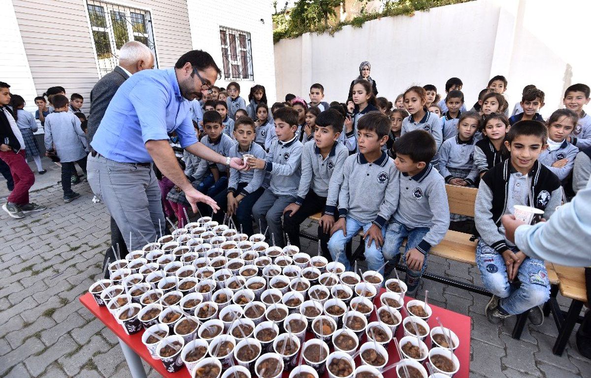 Ahlatlı öğrencilerden aşure etkinliği
