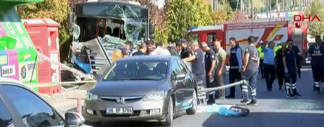 Ankara'da halk otobüsü durağa çarptı! Olay yerinden ilk görüntüler Ankara'da halk otobüsü durağa çarptı! Olay yerinden ilk görüntüler