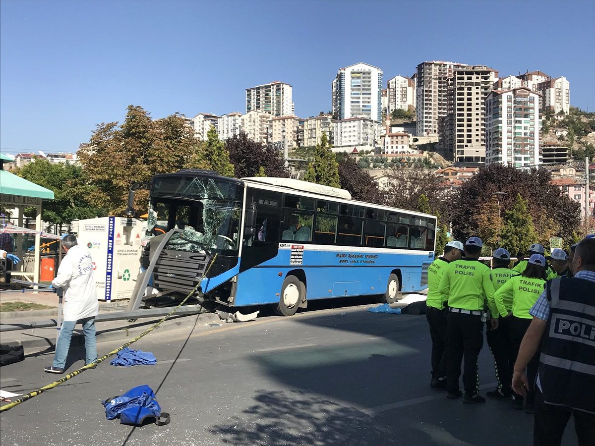 Ankara\'da halk otobüsü yayalara çarptı: 3 ölü