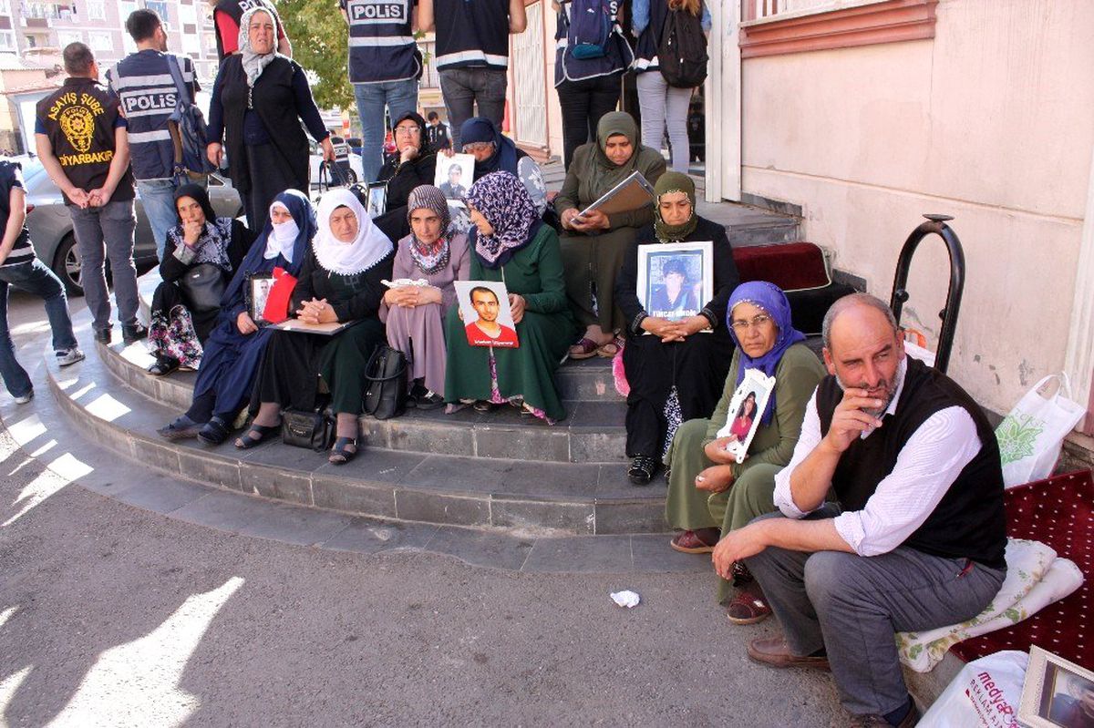 Annelerin HDP önündeki evlat nöbeti 28\'inci gününde