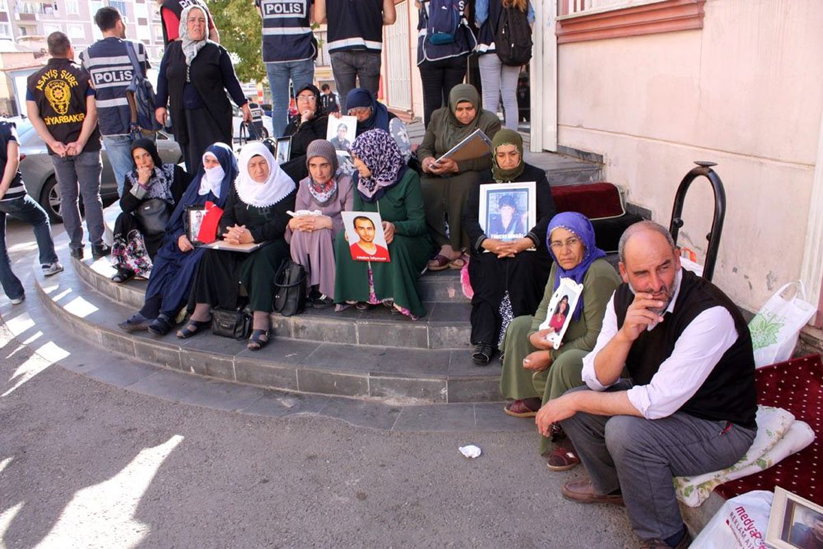 Annelerin HDP önündeki evlat nöbeti 28\'inci gününde