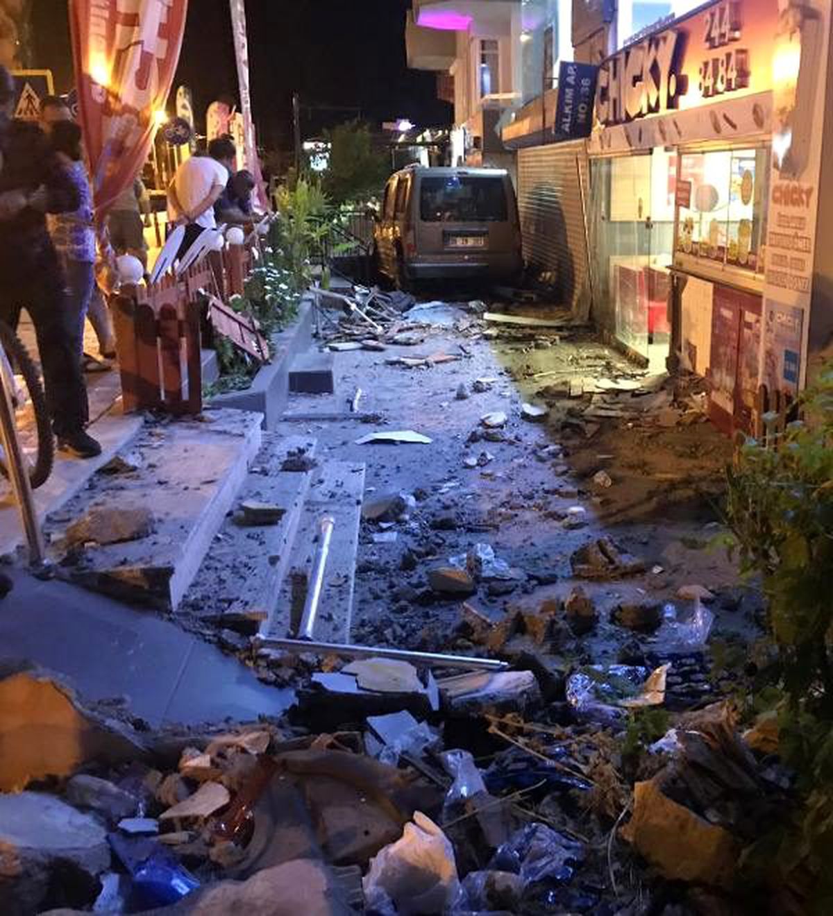 Araç restorana girdi, çevredekiler sürücüyü dövdü