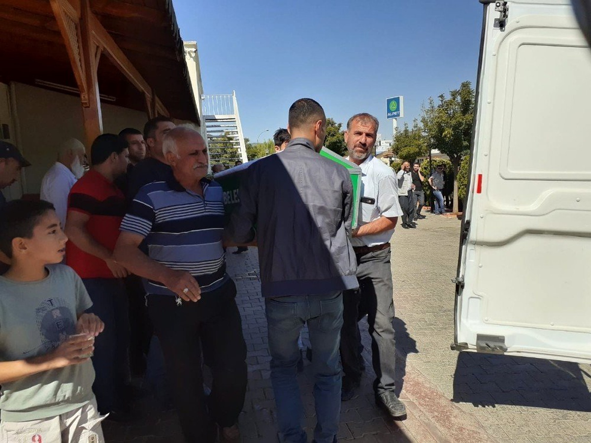 Aracını park etmek isterken yaşlı kadına çarptı: 1 ölü