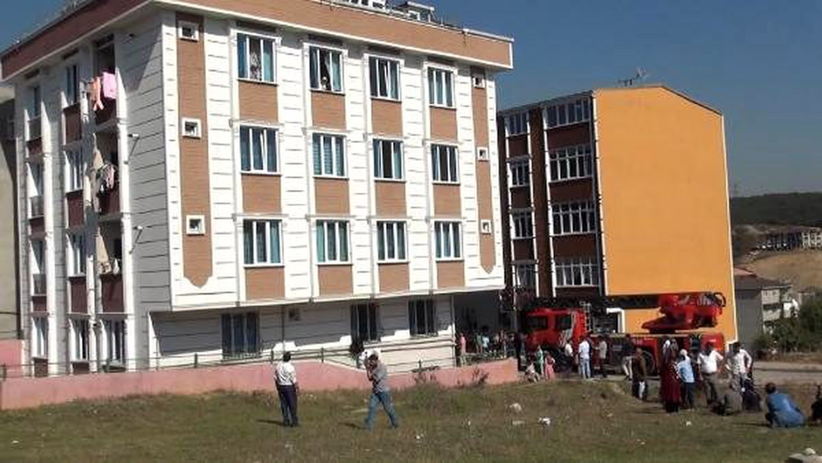 Arnavutköy\'de elektrik panosu yangını paniğe yol açtı
