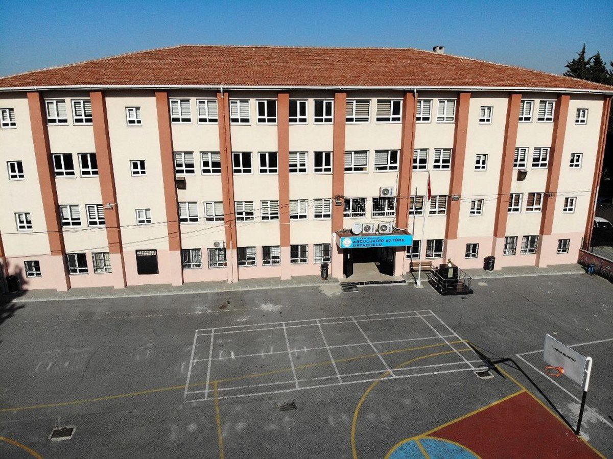 Avcılar\'da eğitime ara verilen okul havadan görüntülendi