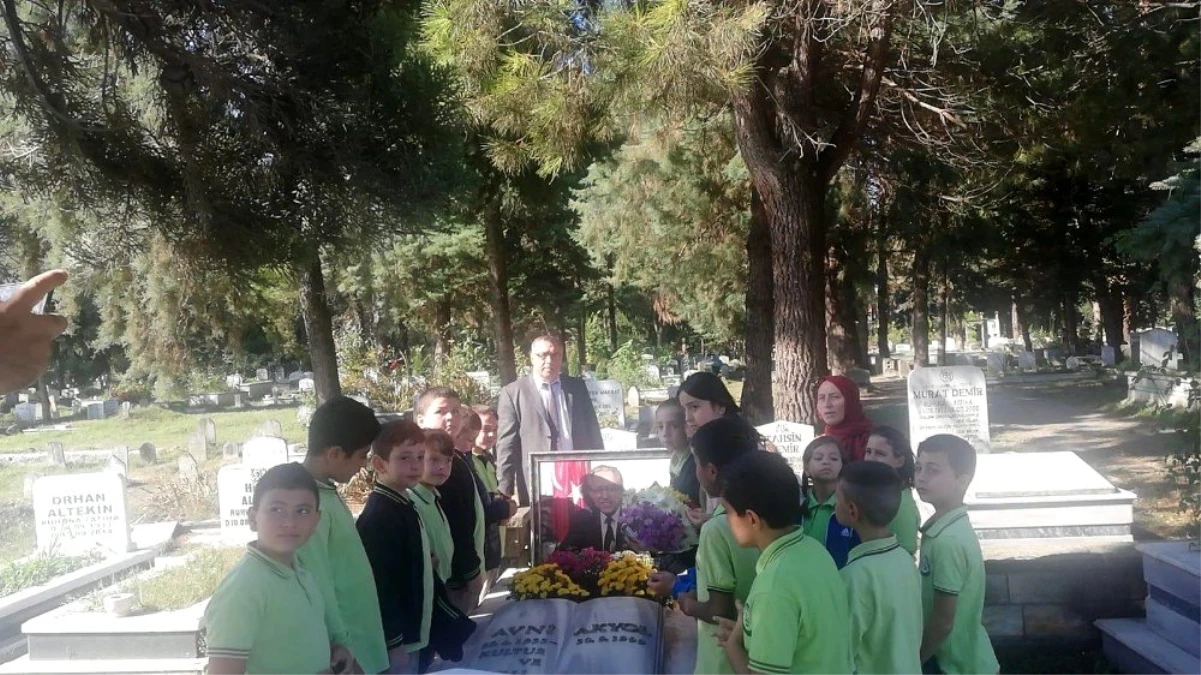 Avni Akyol mezarı başında öğrenciler tarafından anıldı