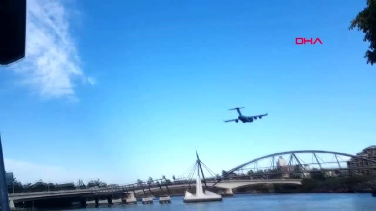 Avustralya\'da askeri kargo uçağı, gökdelenlerin arasında uçtu