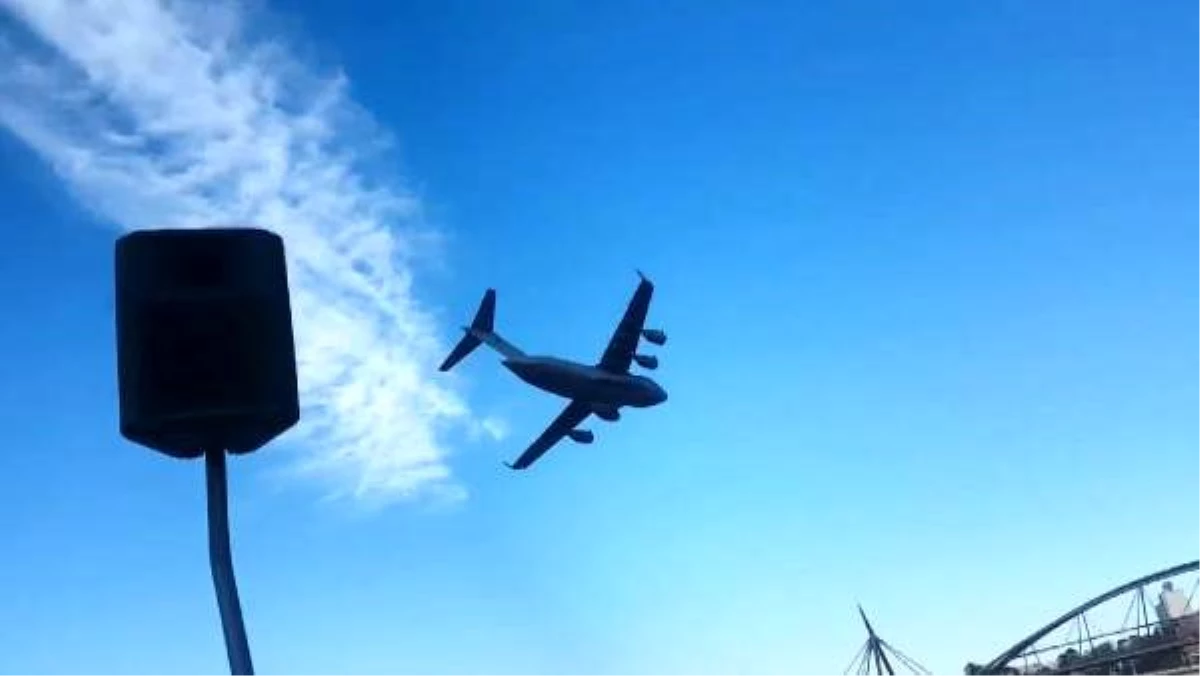 Avustralya\'da askeri kargo uçağı, gökdelenlerin arasında uçtu