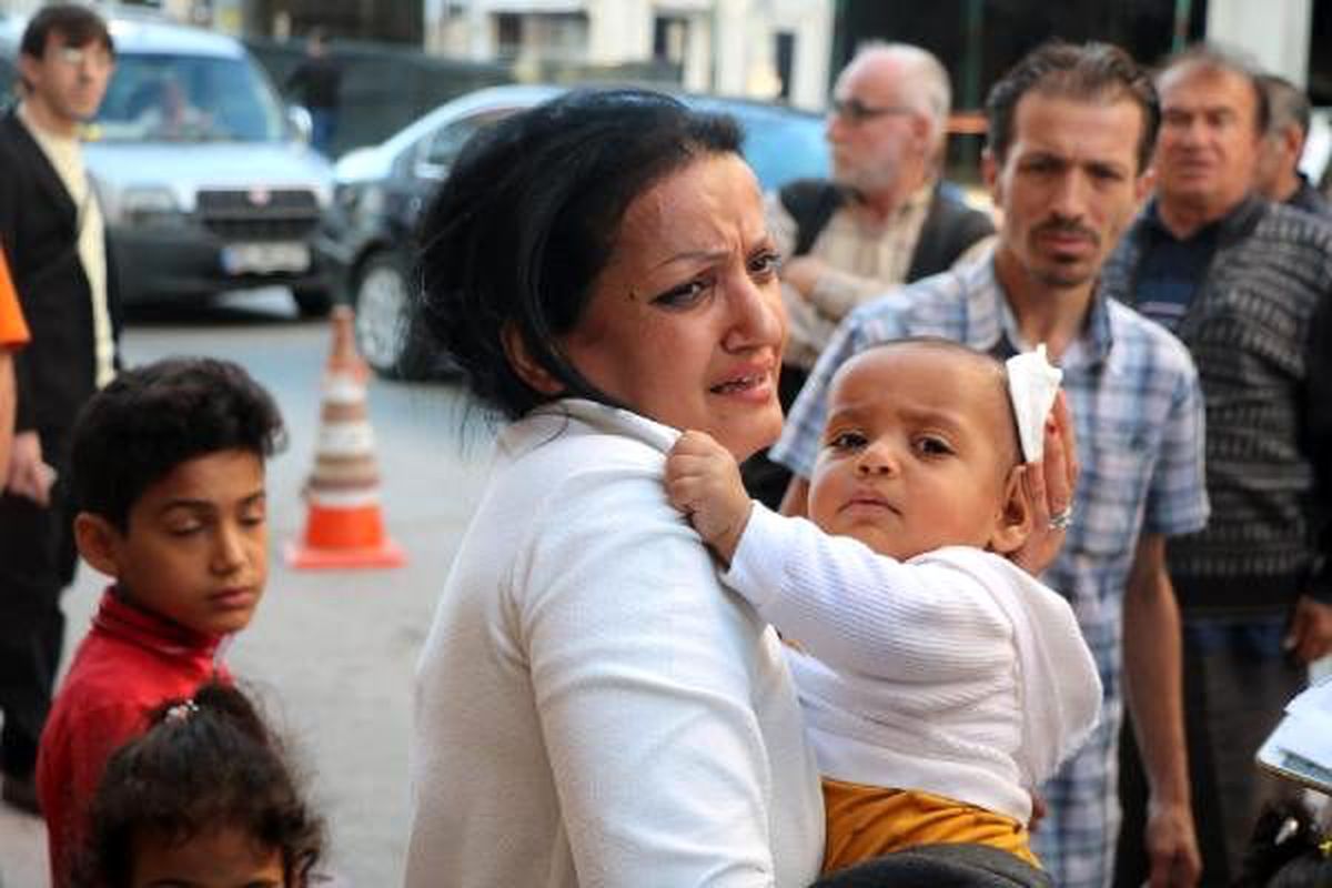 Başına pencere düşen bebek yaralandı
