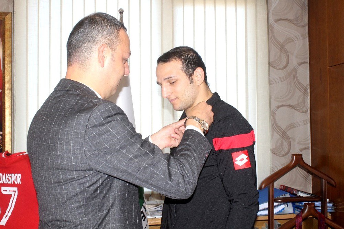 Başkan Alan antrenör ve sporcuyu altınla ödüllendirdi