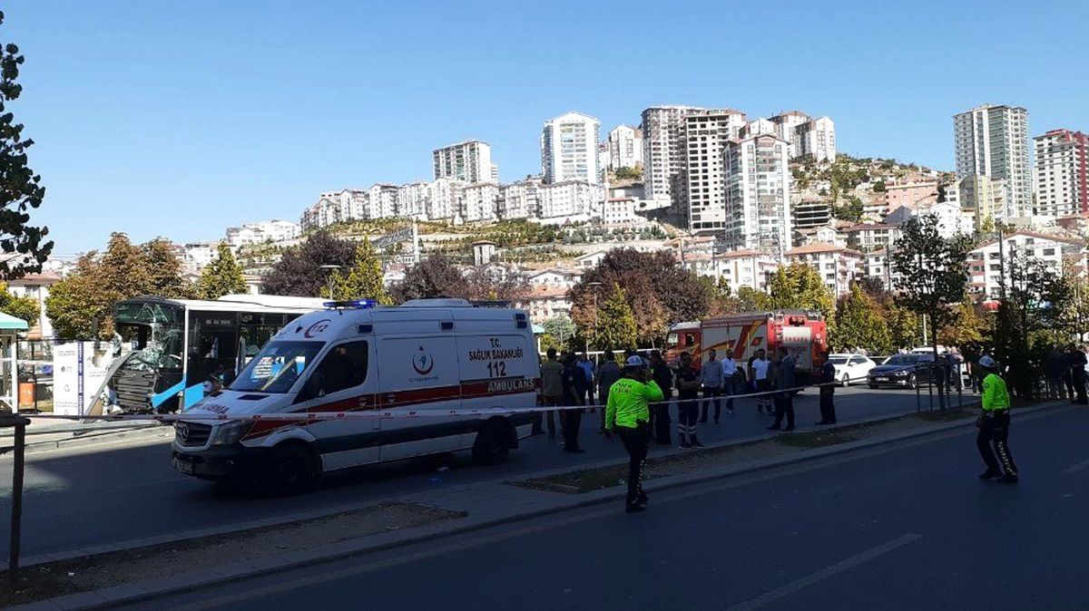 Başkent\'te halk otobüsü yolcu dolu durağa girdi: 3 ölü