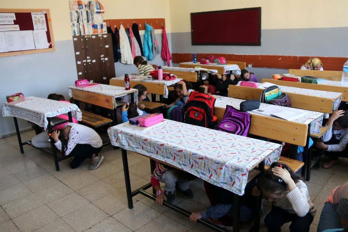 Bitlis\'te öğrencilere deprem çantası ve eğitimi