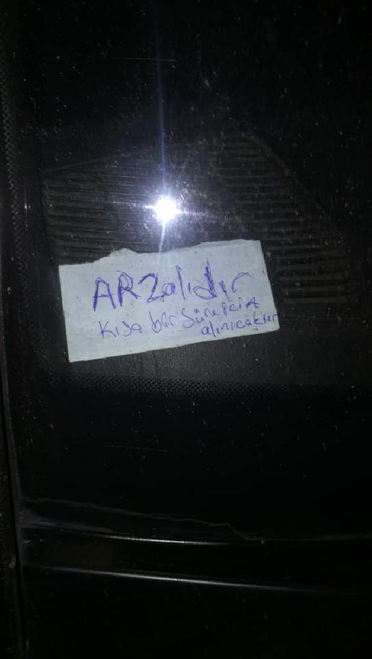 Çaldıkları otomobili, \'arızalıdır\' notu yazıp terk ettiler