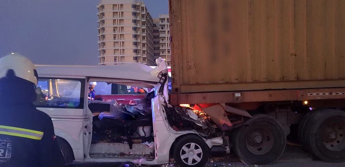 Dubai\'de işçileri taşıyan minibüs kamyona çarptı: 8 ölü, 6 yaralı