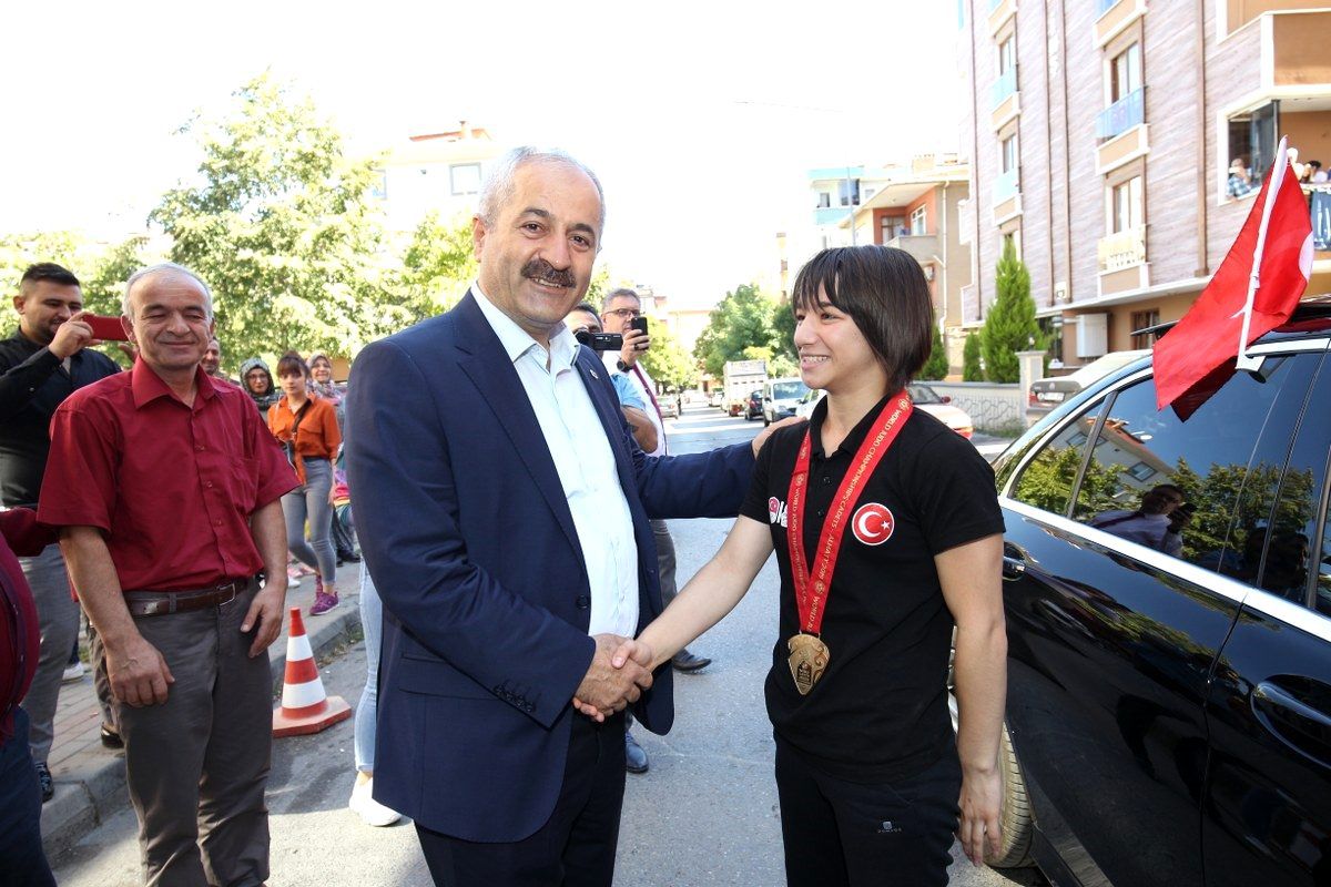 Dünya şampiyonu judocu dualarla karşılandı