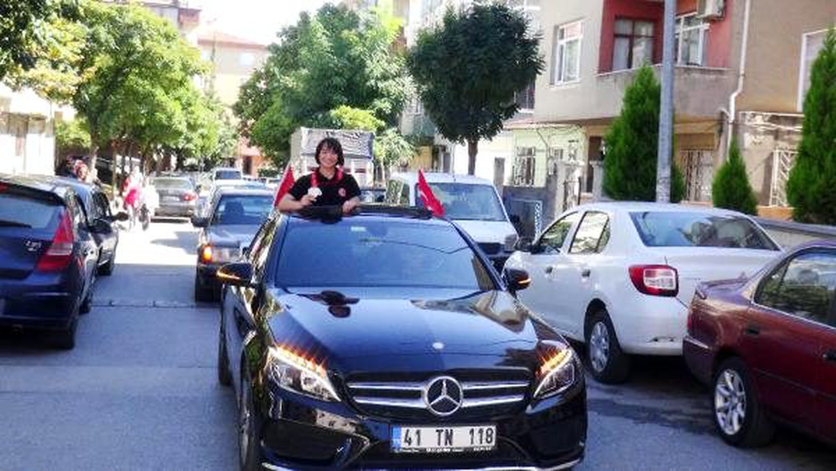 Dünya şampiyonu merve azak memleketinde coşkuyla karşılandı