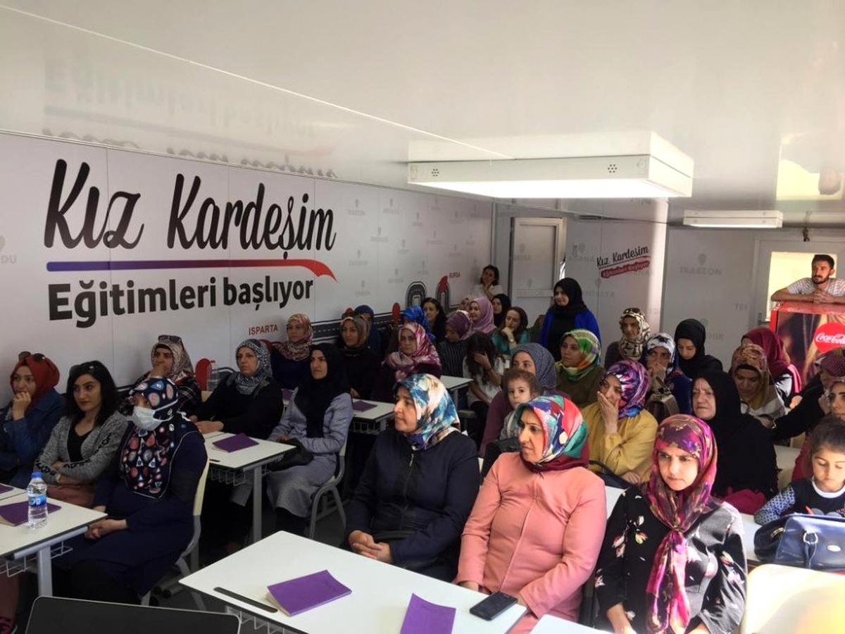 Elazığ\'da "Kız Kardeşim Eğitim TIR\'ı kadınlarla buluştu