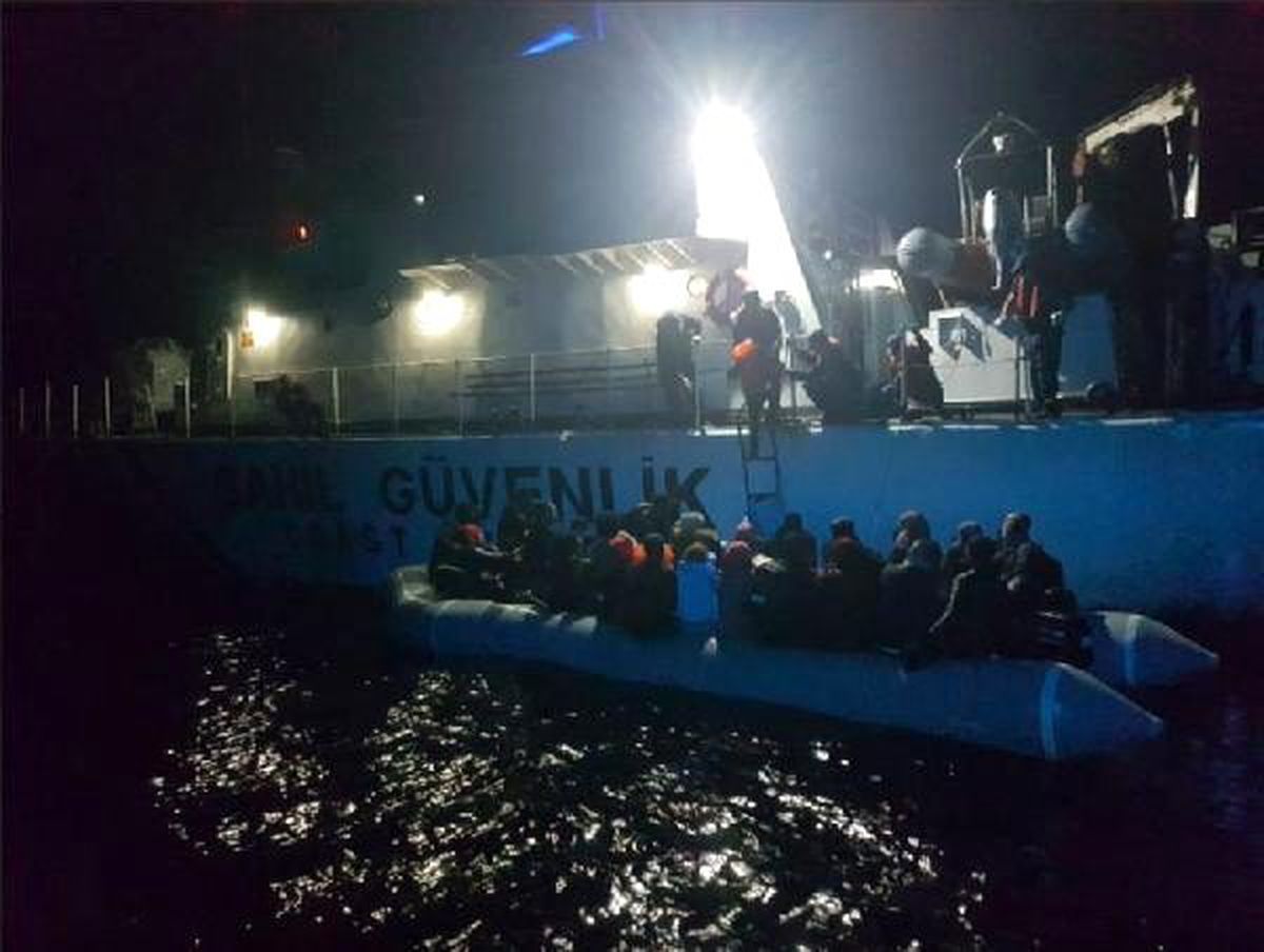 Foça ve çeşme\'de 78 kaçak göçmen yakalandı
