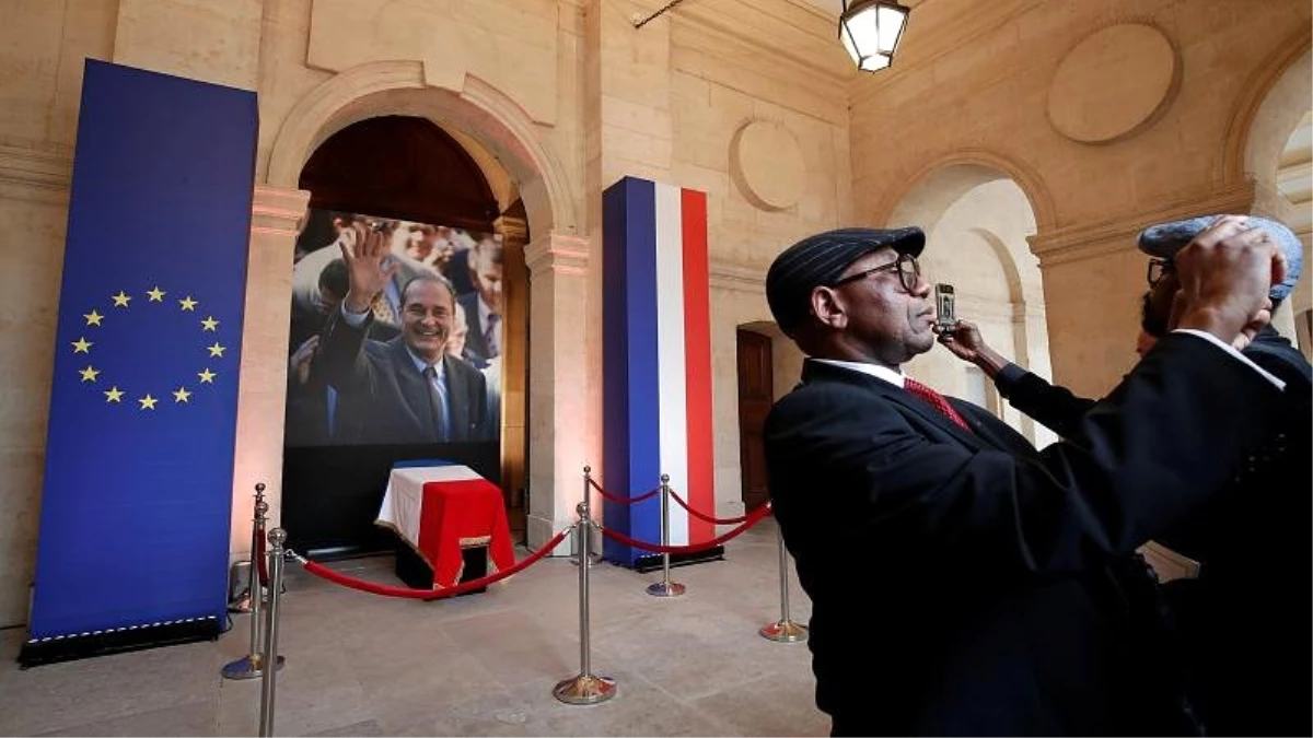 Fransa: Jacques Chirac\'ın naaşıyla selfie çektirenlere saygısızlık suçlaması