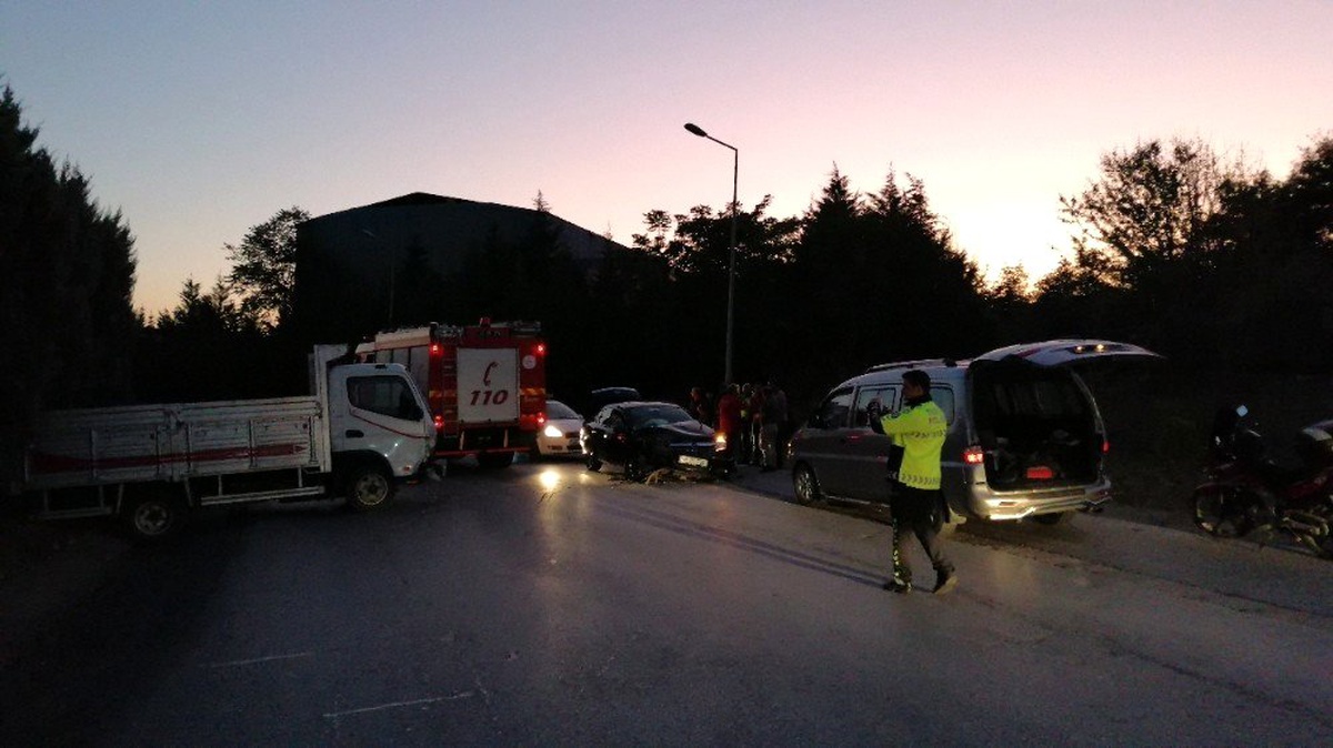 Gebze\'de kamyonet otomobille kafa kafaya çarpıştı: 2 yaralı