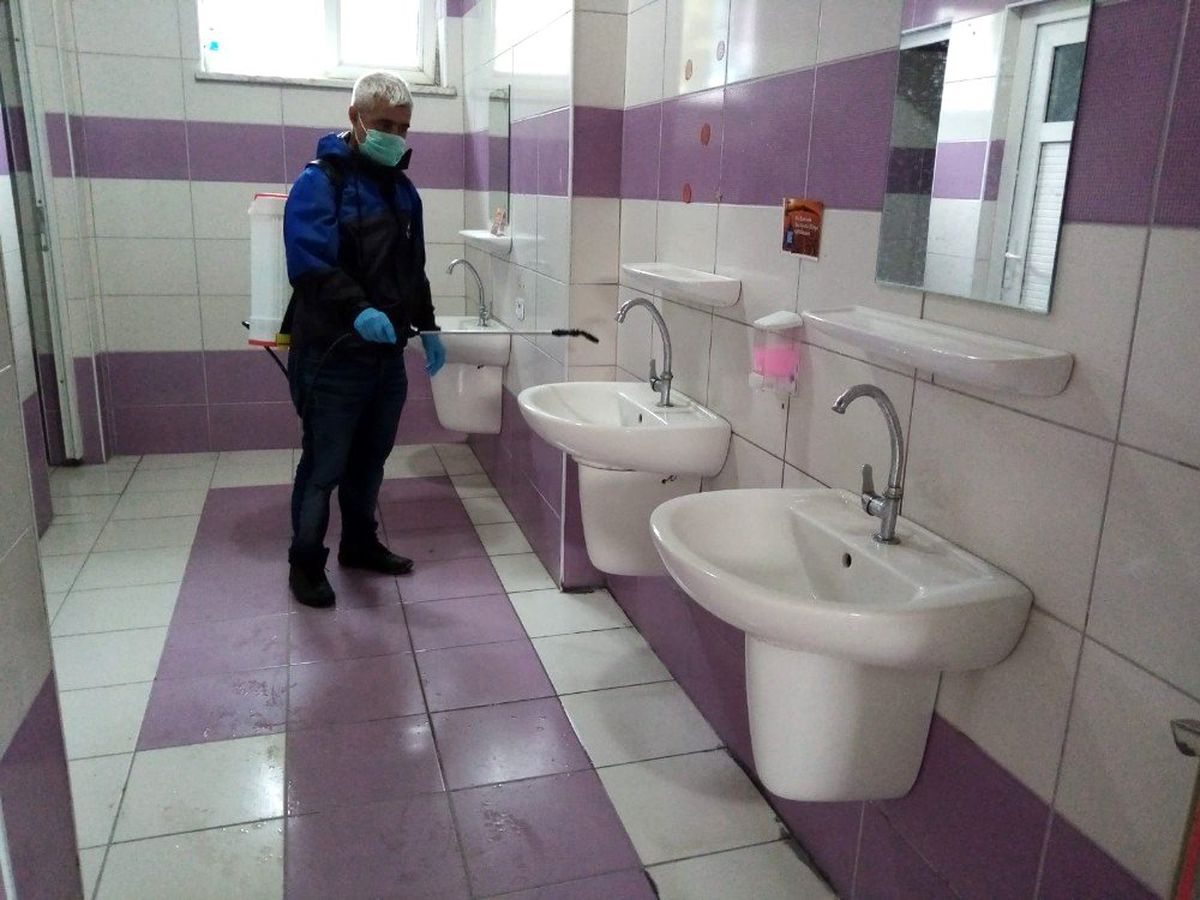 Gemlik Belediyesi okul tuvaletlerini ilâçlıyor