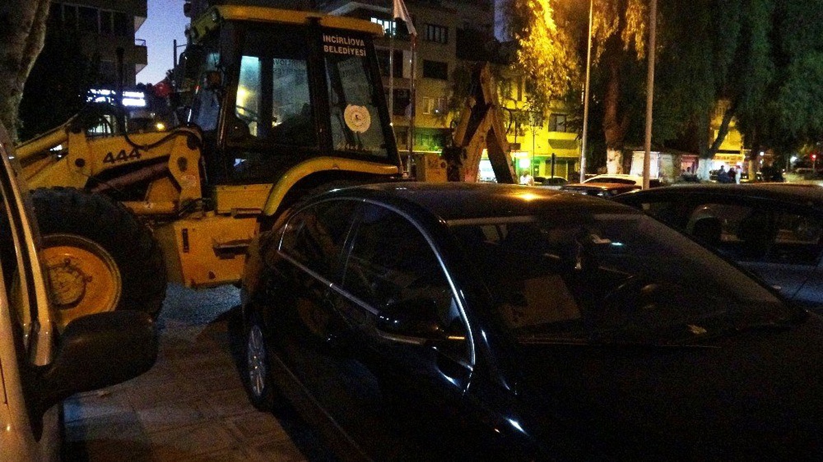 Haciz edilmek istenen makam arabasını böyle korudular