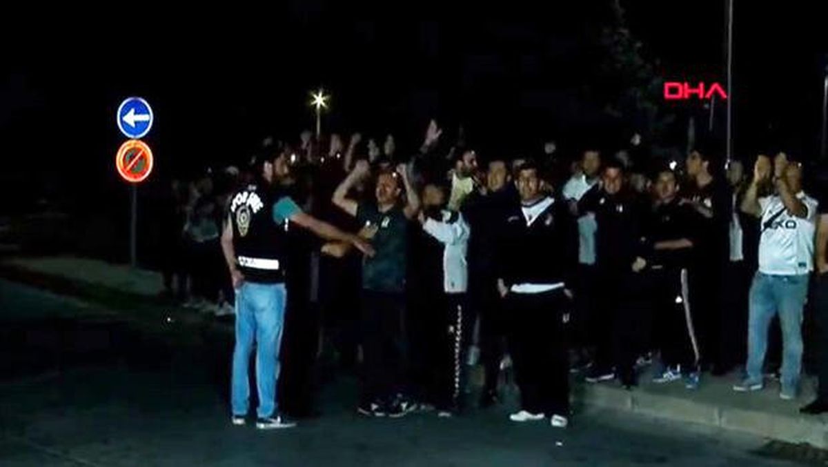 Havalimanında Beşiktaş\'a protesto