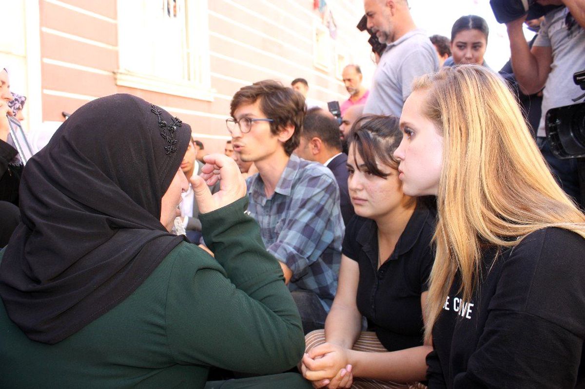 HDP önündeki ailelere en anlamlı destek