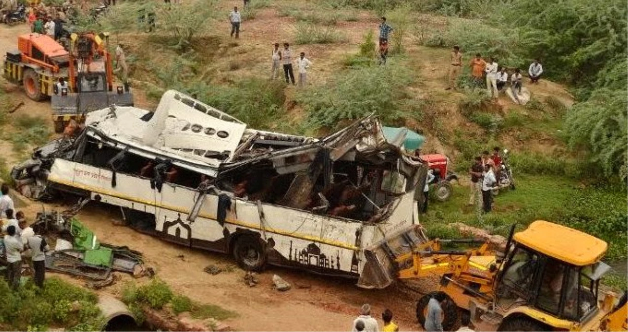 Hindistan\'da turist kafilesini taşıyan otobüsün yoldan çıkarak devrilmesi sonucu 21 kişi öldü, 60 kişi yaralandı