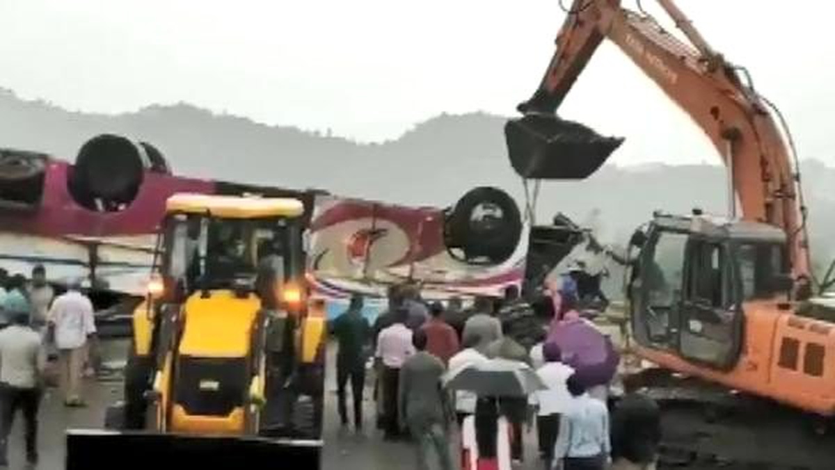 Hindistan\'da yolcu otobüsü takla attı: 21 ölü, 53 yaralı