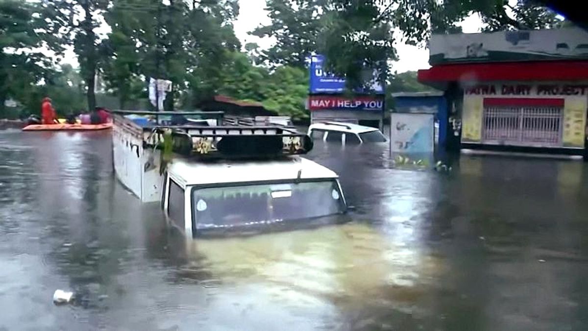 Hindistan\'ı sel bastı, araçlar evler sular altında kaldı: en az 120 ölü