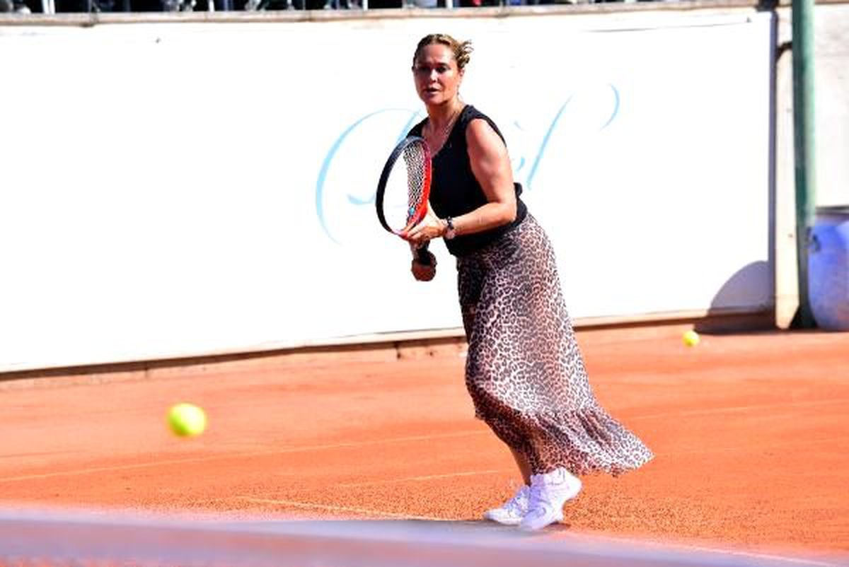 Hülya avşar\'a tenis turnuvasında yoğun ilgi