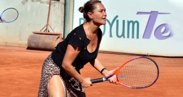 Hülya Avşar tenis turnuvasına derin yırtmaçlı leopar desenli eteğiyle çıktı