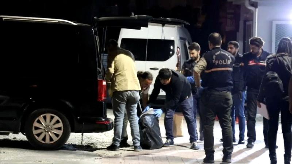 İzmir\'de polis 1 ton uyuşturucu ele geçirdi