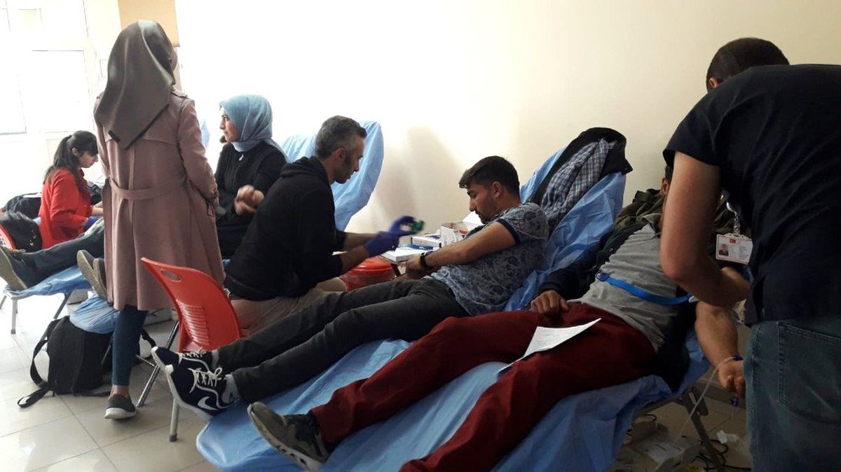 Kafkas Üniversitesi öğrencilerinden Kızılay\'a kan bağışı