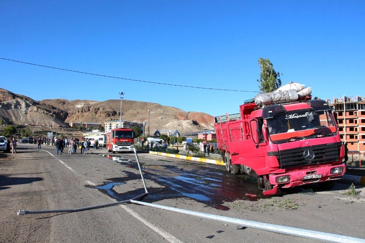 Kamyon ile öğrenci servisi çarpıştı: 3 yaralı