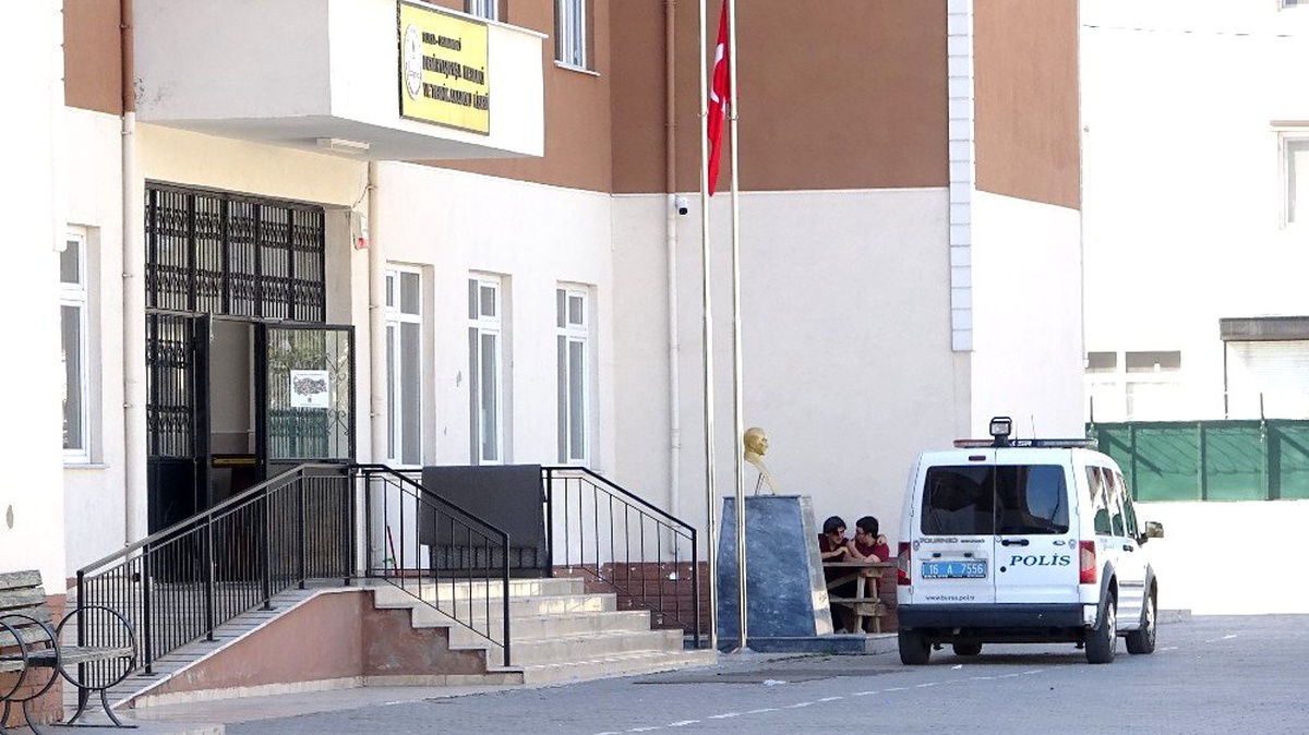 Kantinden poğaça yiyen 9 öğrenci zehirlendi
