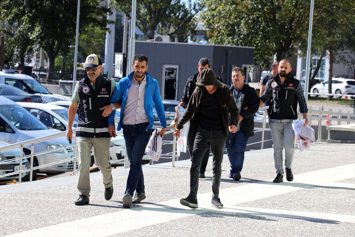 Kek paketinden uyuşturucu çıktı