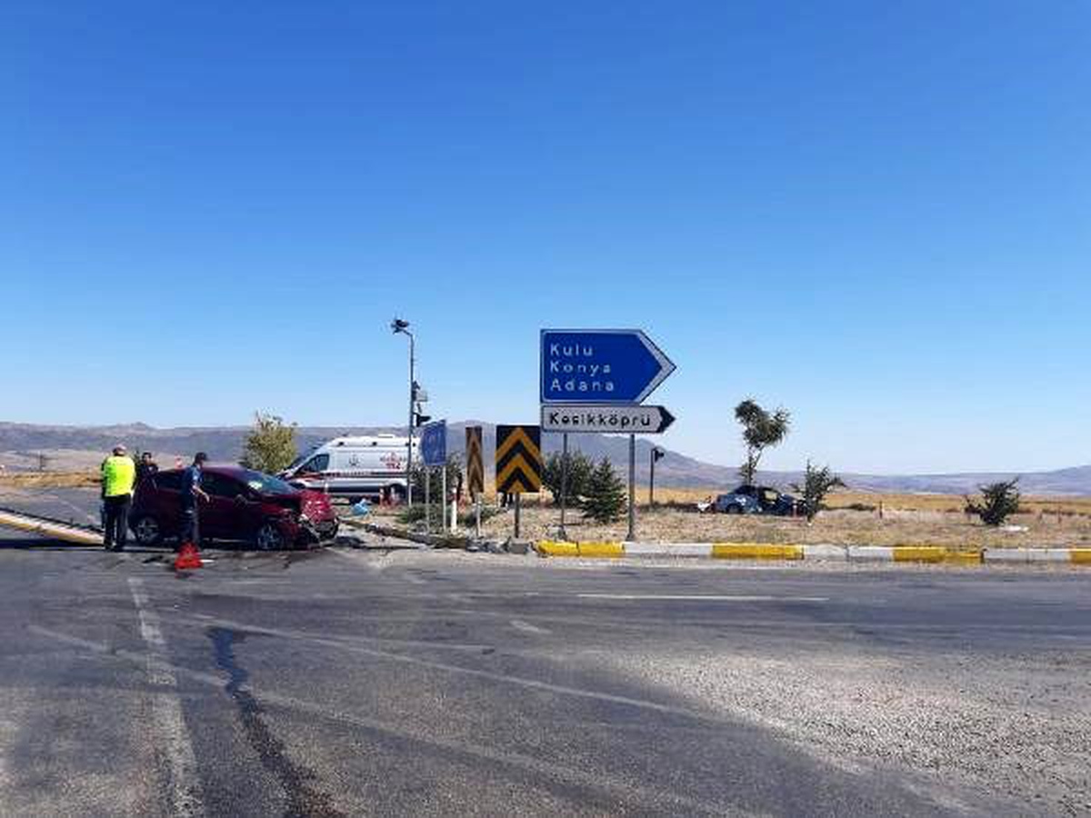 Kırıkkale\'de 2 otomobil çarpıştı: 1 ölü, 10 yaralı