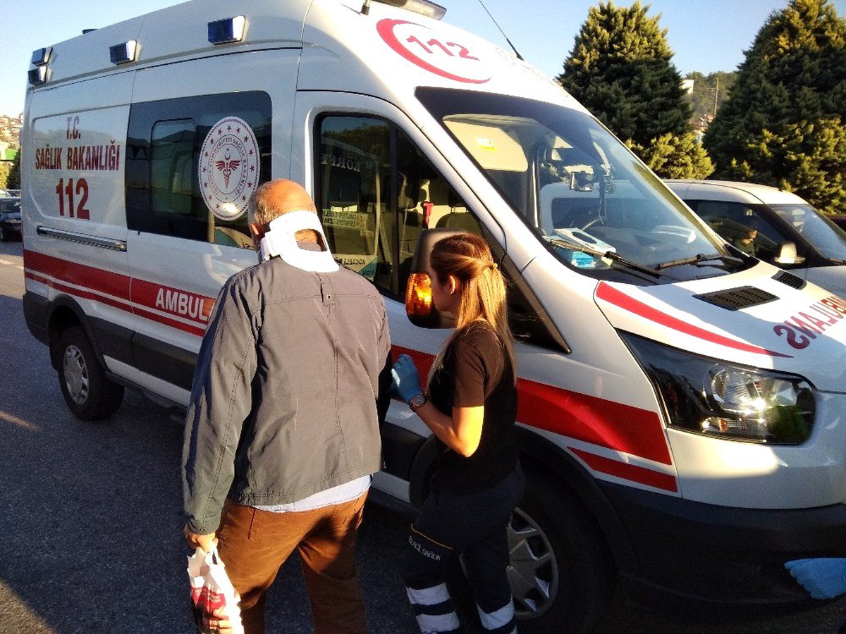 Kocaeli\'de halk otobüsü kazaya karıştı: 3 yaralı