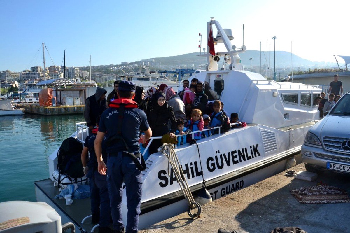 Kuşadası\'nda 52 düzensiz göçmen yakalandı