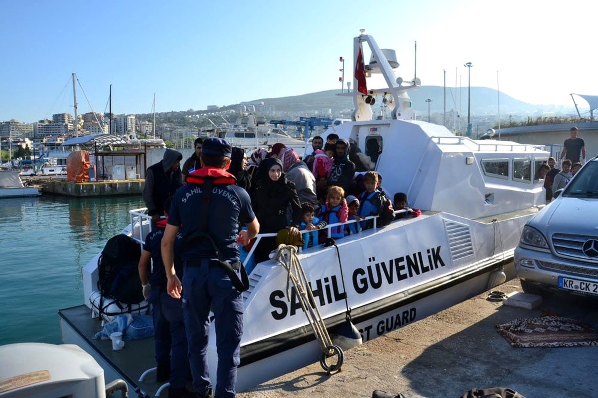 Kuşadası\'nda 52 düzensiz göçmen yakalandı