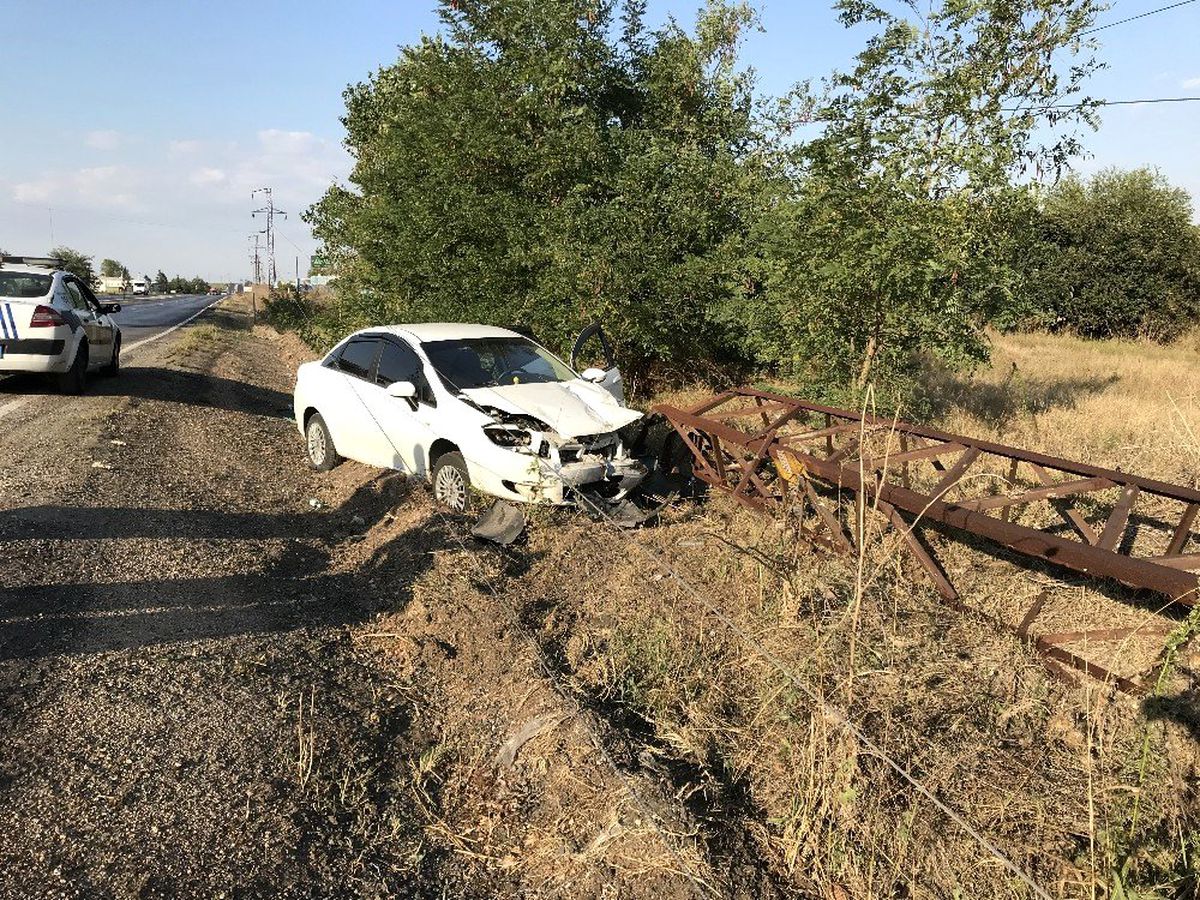 Lastiği patlayınca direğe çarptı